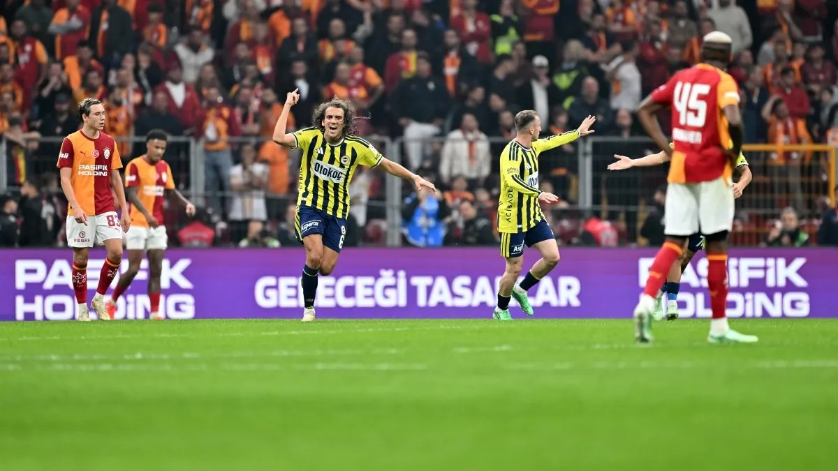 Galatasaray oyuncuları savunma yaparken saha görüntüsü