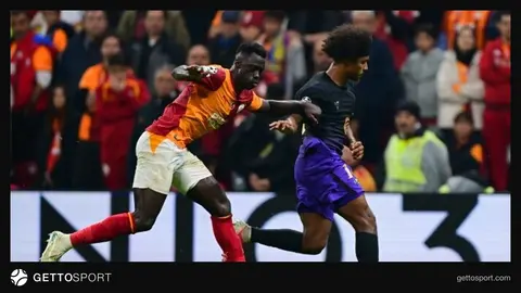 Galatasaray oyuncuları savunma yaparken, sahada endişeli görüntü
