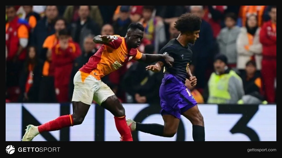 Galatasaray oyuncuları savunma yaparken, sahada endişeli görüntü