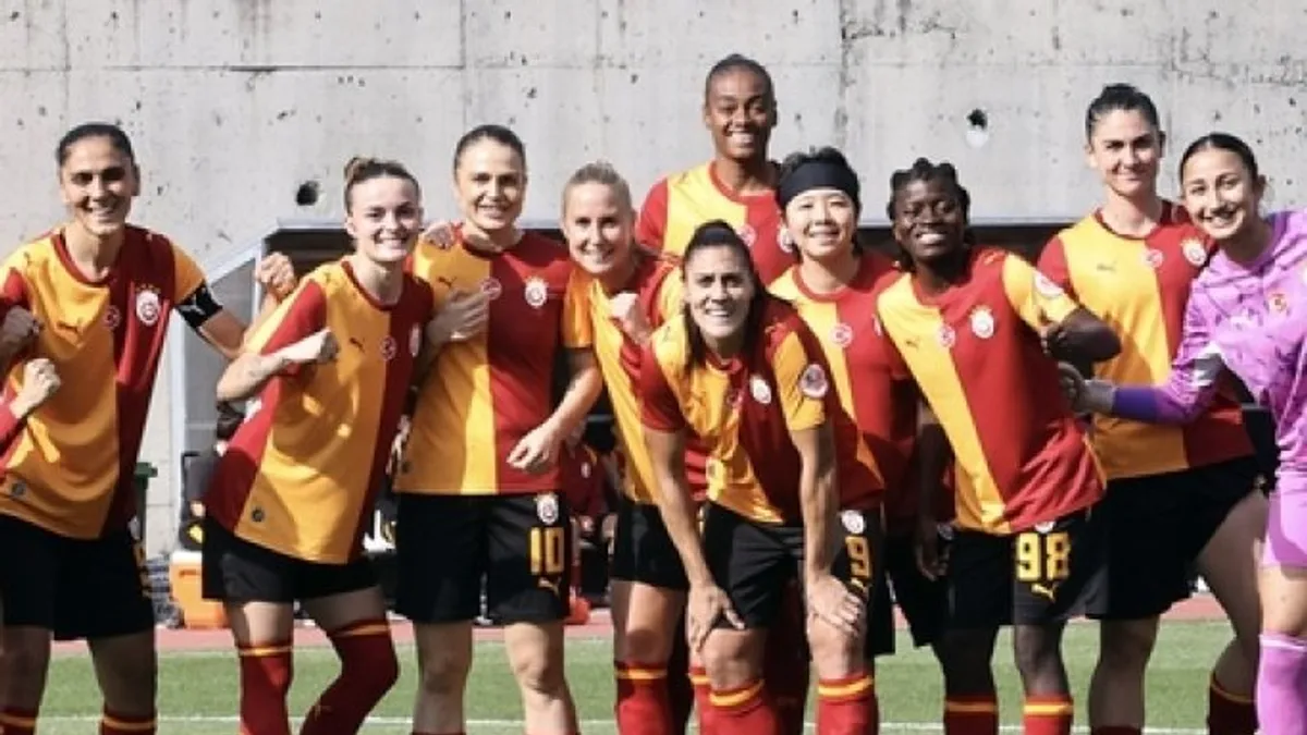 Galatasaray kadın futbolcuları büyük farkla kazandıkları maçta sevinç yaşarken