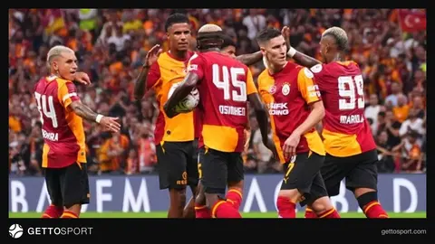 Galatasaray doktoru Yener İnce açıklama yaparken