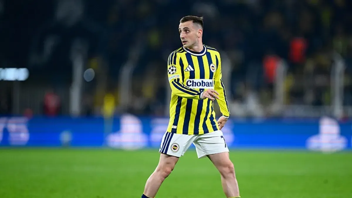 Galatasaray forması giymiş bir futbolcu gol sevincinde