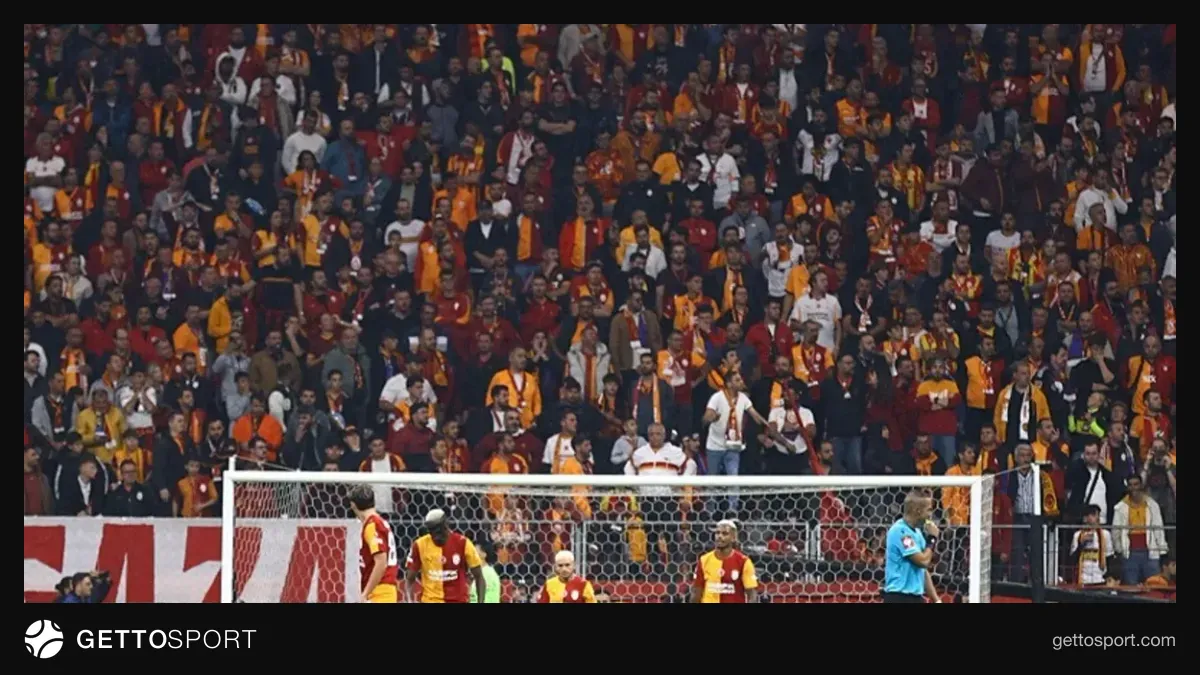 Galatasaraylı futbolcular sahada üzüntülü görüntü