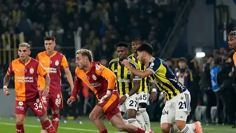 Galatasaray ve Fenerbahçe forması giymiş futbolcular maç anında