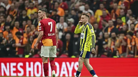 Galatasaray sosyal medya hesabından yapılan gönderinin ekran görüntüsü, mum ve Harry Potter eşyaları