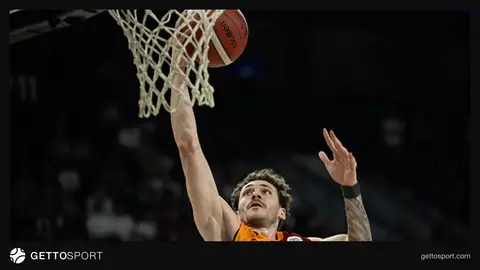 Sinan Erdem Spor Salonu'nda ısınan Galatasaray basketbol takımı oyuncuları