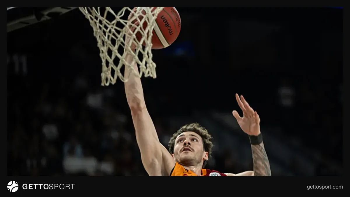 Sinan Erdem Spor Salonu'nda ısınan Galatasaray basketbol takımı oyuncuları