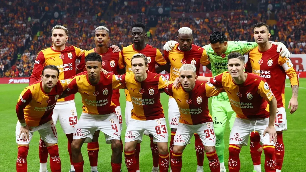 Galatasaray forması giymiş futbolcular Rams Park stadyumunda
