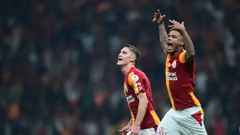 Galatasaray futbolcuları galibiyeti kutluyor, stadyum görüntüsü