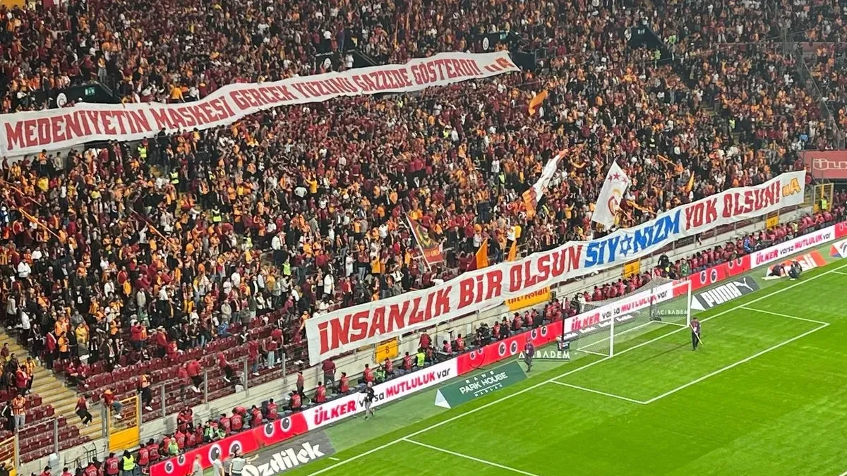 Galatasaray tribünlerinde Gazze destek pankartları ve taraftarlar