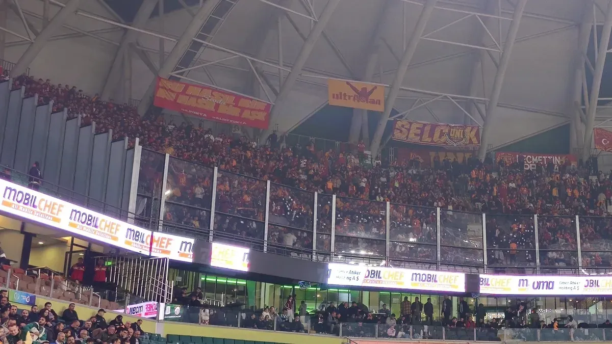 Konya'da maçta Galatasaray taraftarları tezahürat yapıyor