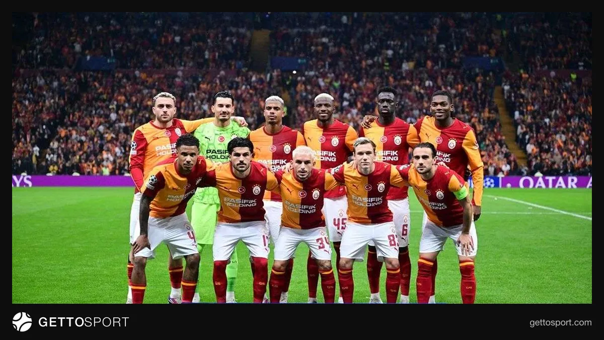 Galatasaray oyuncuları ve teknik ekip saha kenarında tartışırken