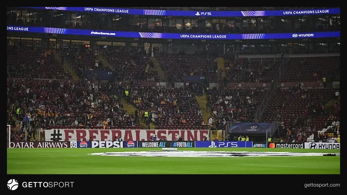 Galatasaray tribünlerinde "Free Palestine" pankartı açılması