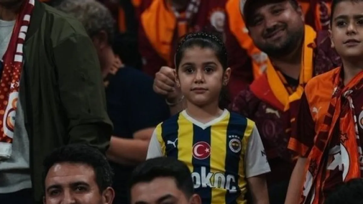 Galatasaray tribününde Fenerbahçe forması giymiş küçük taraftarın görüntüsü
