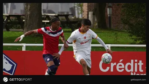 Galatasaray U19 ve Lille U19 oyuncuları maç sırasında mücadele ederken