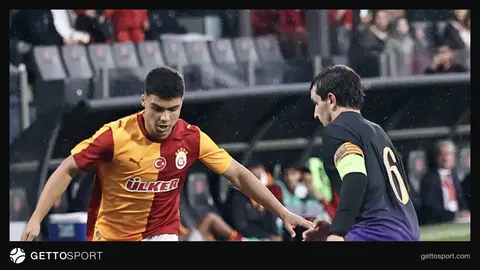 Galatasaray-Barcelona UEFA Gençlik Ligi maçı sırasında oyuncuların mücadelesi