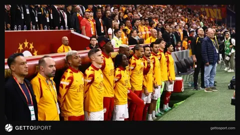Galatasaray teknik direktörü Okan Buruk takım antrenmanında talimat verirken