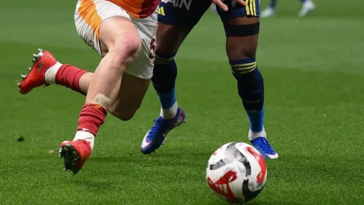 Galatasaray ve Fenerbahçe logoları ile PFDK cezalarını simgeleyen sahne