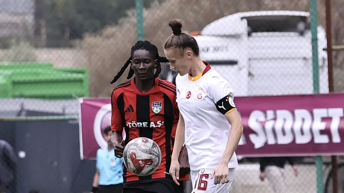 Galatasaray ve Yüksekovaspor oyuncuları maç sırasında mücadele ederken