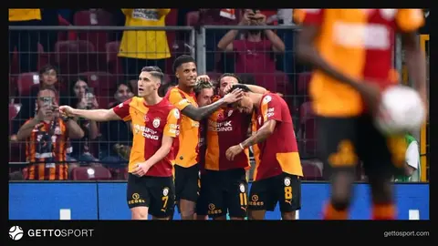 Galatasaray formasıyla Gabriel Sara top sürerken