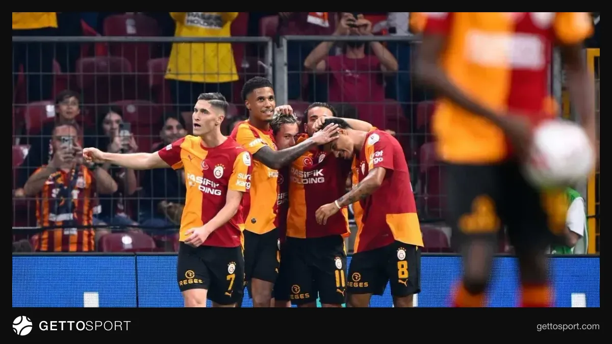 Galatasaray formasıyla Gabriel Sara top sürerken