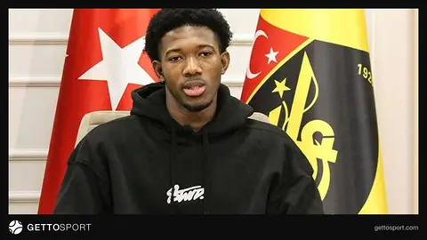Gaoussou Diarra Feyenoord formasıyla top kontrolü yaparken