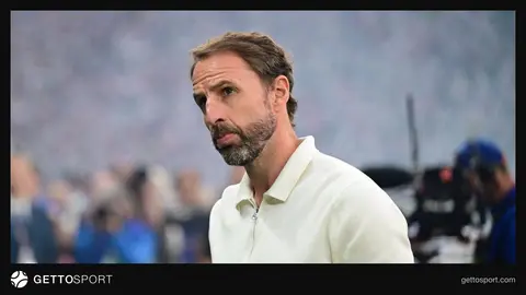Gareth Southgate röportaj verirken, arka planda nötr fon