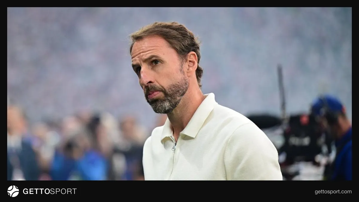 Gareth Southgate röportaj verirken, arka planda nötr fon