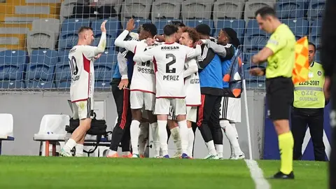 Gaziantep FK formasıyla sahada topa sahip olan bir futbolcu ve taraftarlar