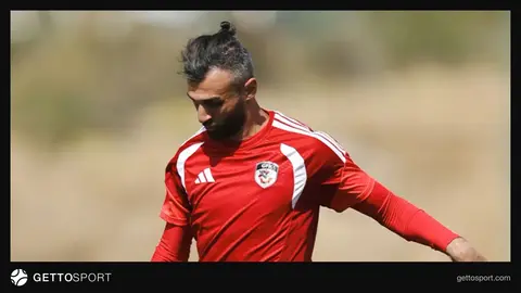 Gaziantep FK futbolcuları idmanda pas ve şut çalışması yapıyor