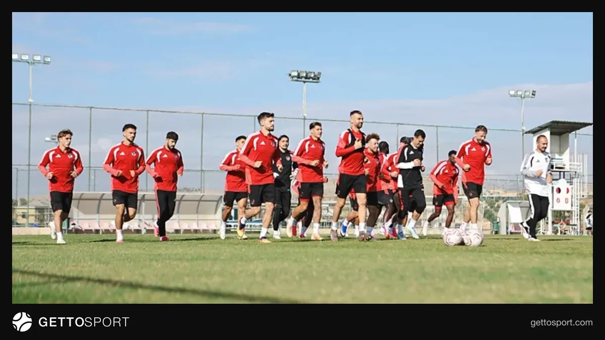 Gaziantep FK stadyumu önünde taraftarlar ve bilet kuyruğu