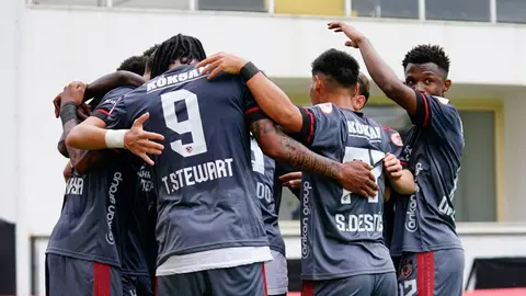 Gaziantep FK oyuncuları maç öncesi ısınırken takım kadrosu eksiklerle sahaya çıkacak