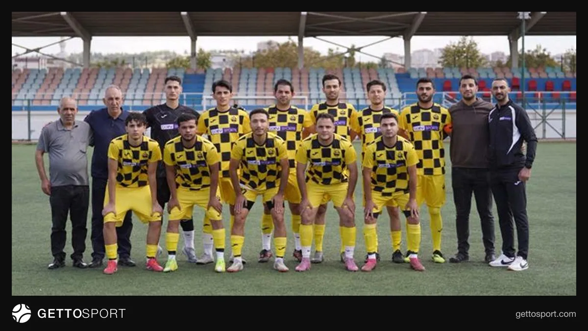 Gaziantep Karşıyaka Spor futbolcuları maçta sevinç yaşarken