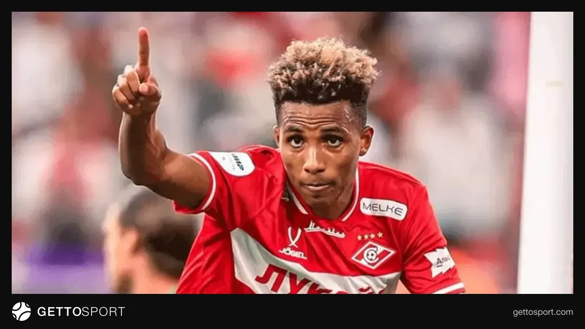 Gedson Fernandes bordo-mavi formayı andıran bir stadyum önünde