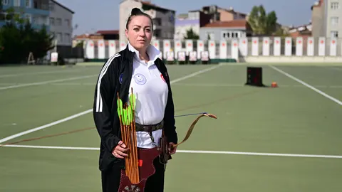 Geleneksel Türk Okçuluk Takımı antrenman yaparken, okçular hedefe nişan almış halde