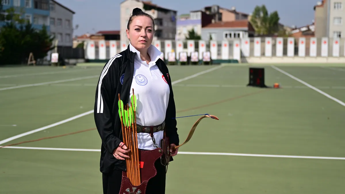 Geleneksel Türk Okçuluk Takımı antrenman yaparken, okçular hedefe nişan almış halde