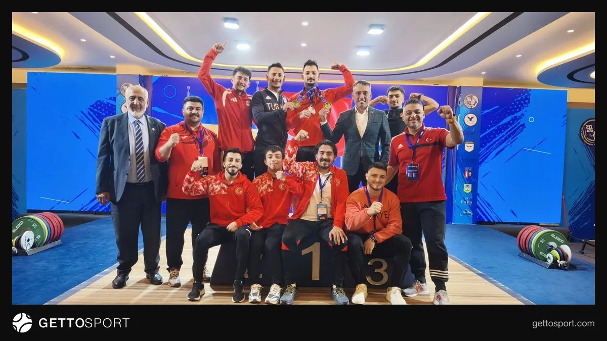 Durres'te halter kaldıran Türk genç sporcu madalya töreninde