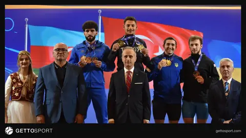 Durres'te haltere hazırlanan Türk milli sporcular ve madalyalar