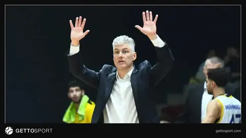 Gəncə komandasının baş məşqçisi Martin Knejeviç və oyunçular məşq meydançasında