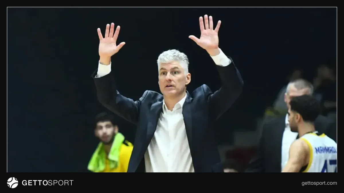 Gəncə komandasının baş məşqçisi Martin Knejeviç və oyunçular məşq meydançasında