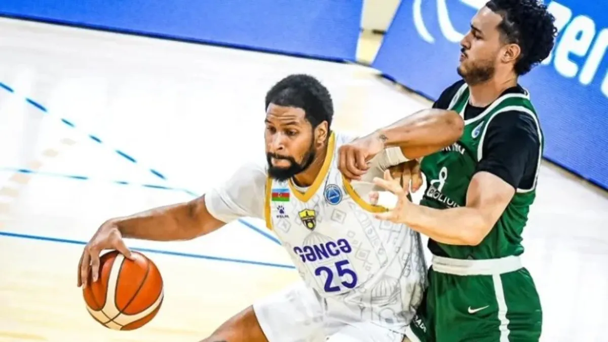 Gəncə komandasının basketbolçuları Gəncə İdman Sarayında sevinir