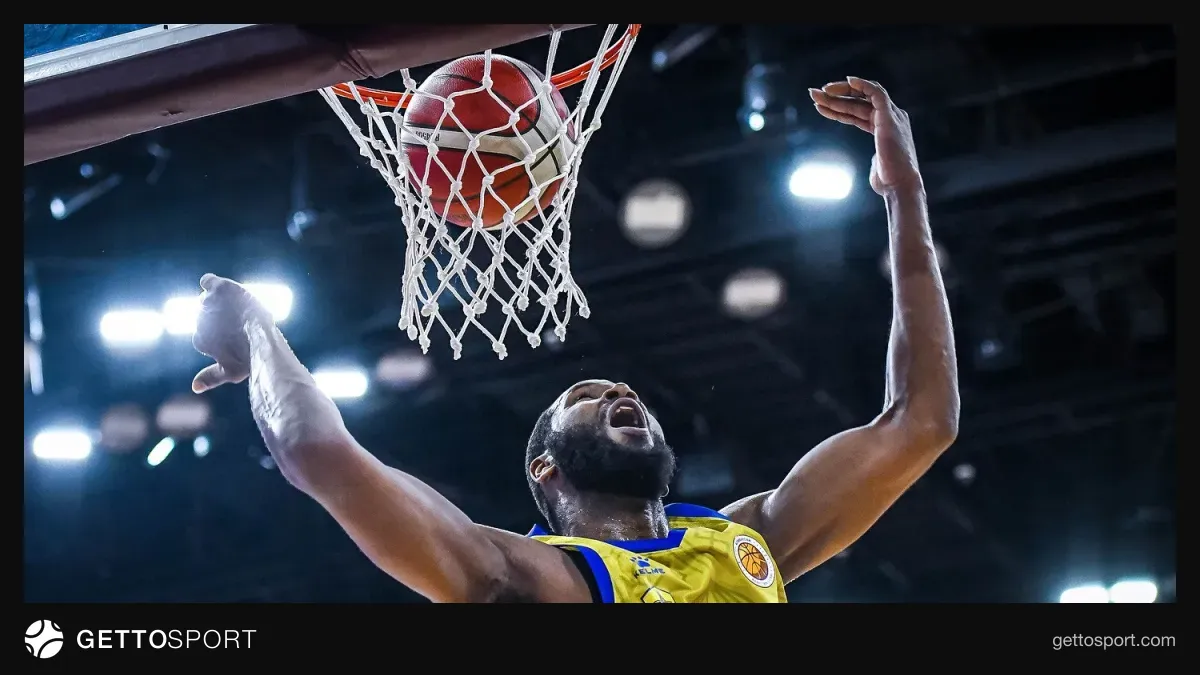 Gəncə basketbol komandası oyun öncəsi məşq və ya stadion görüntüsü