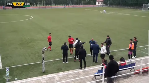 Stadionda penalti anı və hakimlərlə etiraz edən futbolçular