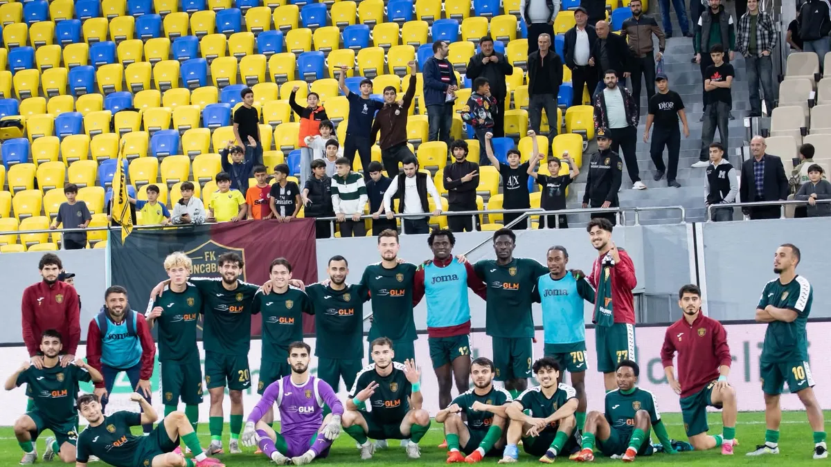 Gəncəbasar futbol komandası məşqdə, baş məşqçi Elhad Nəzi̇ri ilə