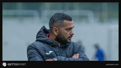 Gəncəbasar klubunun futbolçuları və baş məşqçi Elhad Nəziri meydançada