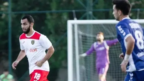 Süleyman Əhmədov komanda ilə birlikdə əl sıxışır və ya müsahibədə