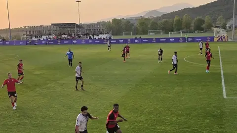 Gəncəbasar və Karvan‑Yevlax komandaları Yevlax stadionunda qarşılaşmaya hazırlaşır