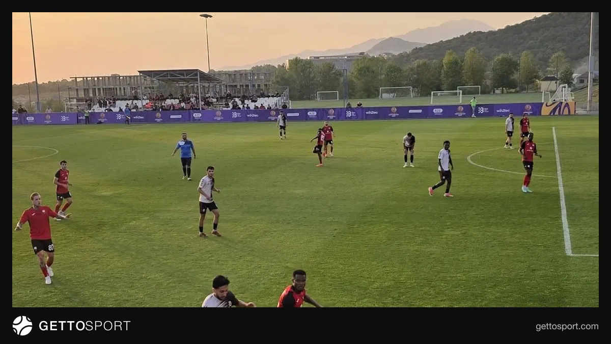 Gəncəbasar və Karvan‑Yevlax komandaları Yevlax stadionunda qarşılaşmaya hazırlaşır
