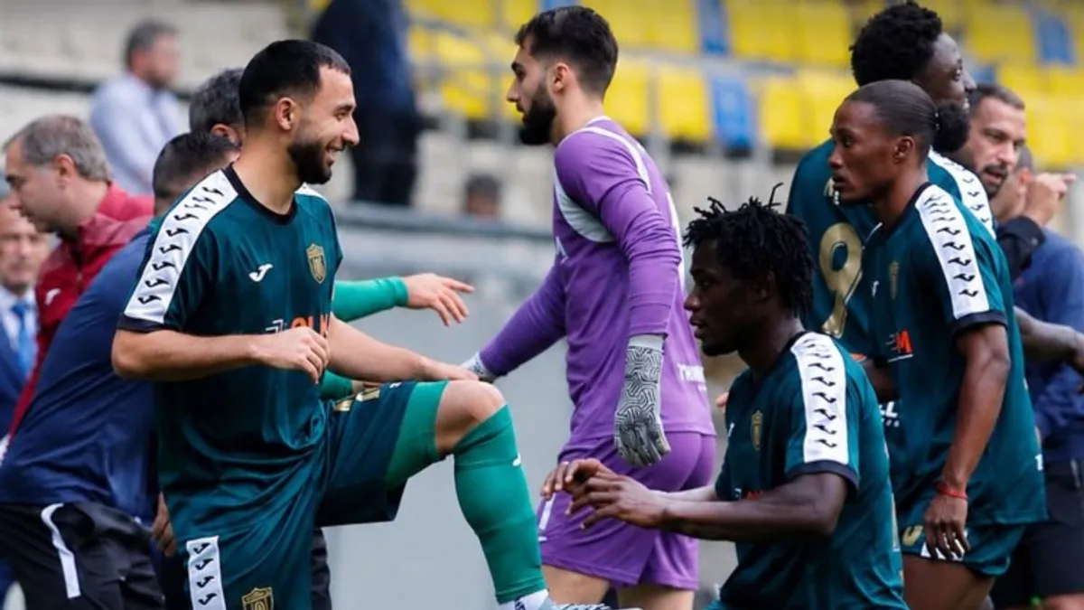 Gəncəbasar futbolçuları sevinc içində qolu qeyd edirlər
