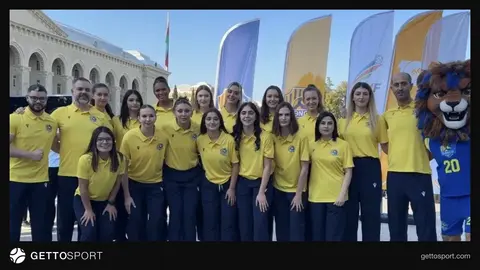 Gəncədə voleybol festivalında oyunçular və uşaq komandaları
